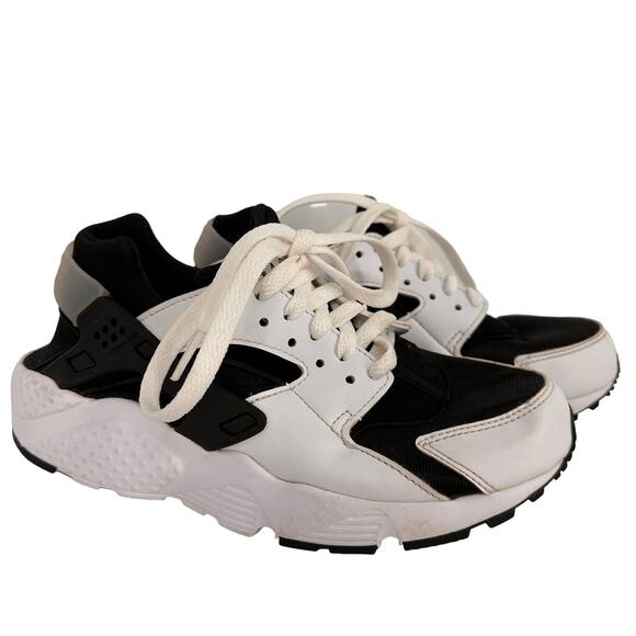 Nike Youth Black & White Huarache Run Sneakers Size 4Y - Picture 1 of 8